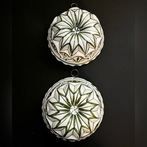 2 ABC Bassano Ceramiche Handpainted Ceramic Bundt Cake Mold White Green Italy 6”